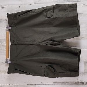 Dickies khaki green relaxed fit 7 pocket cargo shorts Size 42